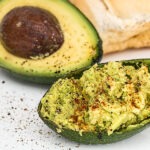 Avocats avec mélange pour guacamole