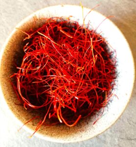 Les "Cheveux du Diable" sont une épice insolite qui apporte une intensité unique à vos plats. Leur saveur robuste et légèrement épicée réveille vos papilles pour une expérience gustative aventureuse. Découvrez l'audace culinaire avec les "Cheveux du Diable" de L'Armoire à Épices. Une expérience gustative inoubliable à chaque bouchée.